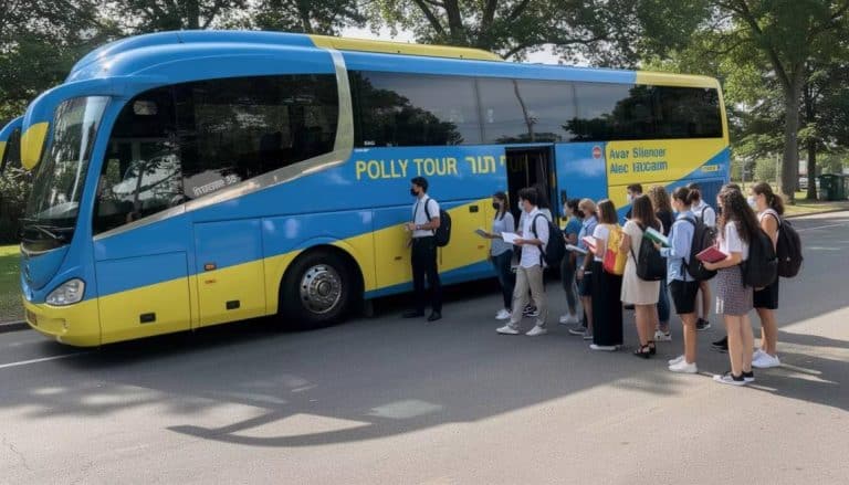 תלמידים ועובדי הוראה מחכים לאוטובוס תלמידים ועובדי הוראה מחכים לאוטובוס