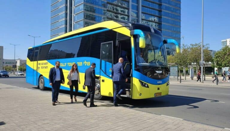 אנשים נכנסים לאוטובוס ליד בניין משרדים בתל אביב