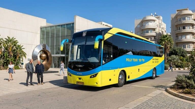 אוטובוס פולי תור מחכה לאסוף קבוצה לאטרקציות מותאמות אישית
