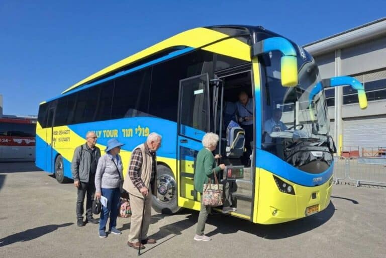 קשישים עולים לאוטובוס