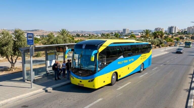 הסעות עובדים במודל היברידי מחכה בתחנה לנוסעים הסעות עובדים במודל היברידי מחכה בתחנה לנוסעים