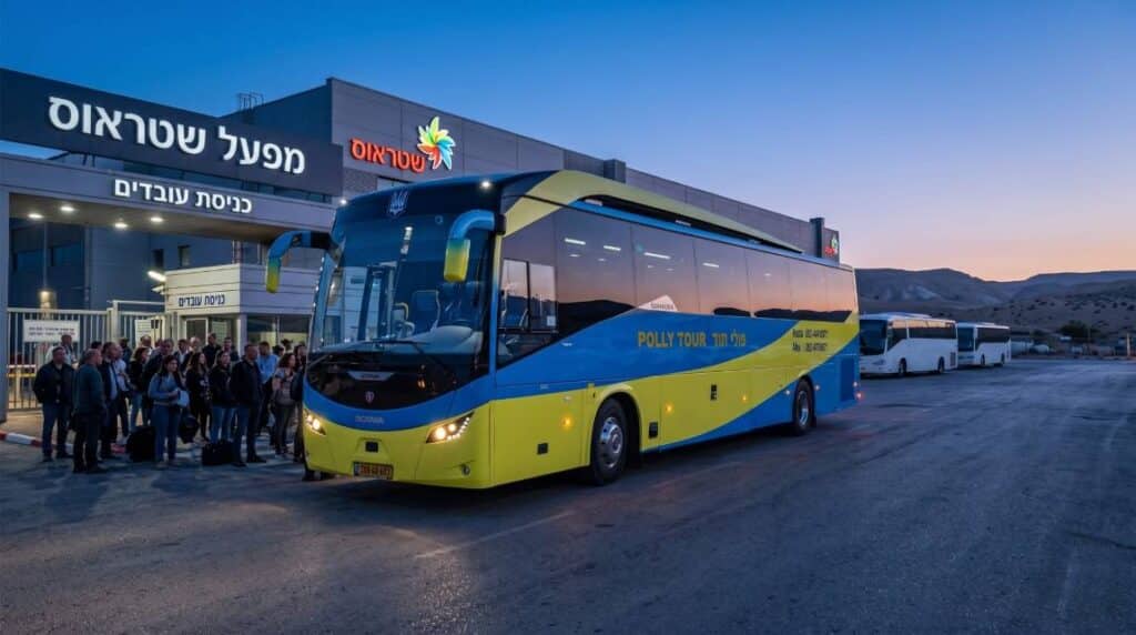 אוטובוס פולי תור ממתין לאסוף עובדי שטראוס מהמפעל